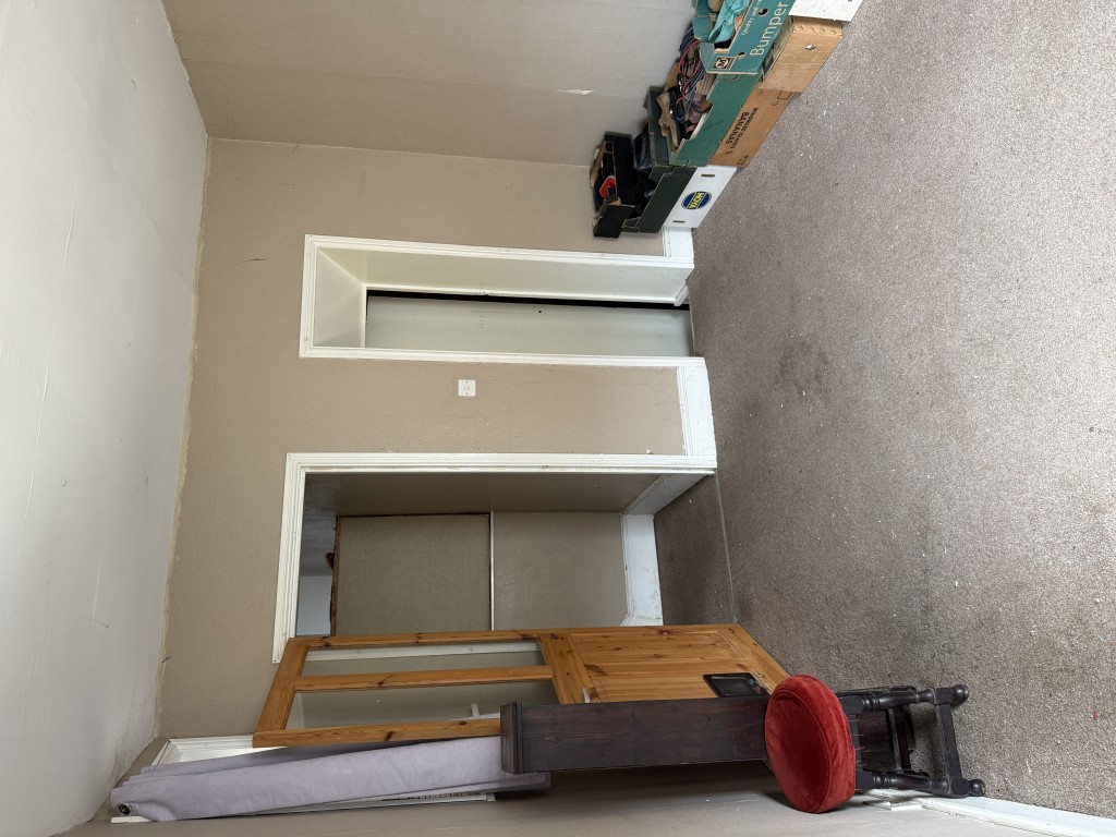 Lot: 82 - MIXED RESIDENTIAL AND COMMERCIAL BUILDING WITH POTENTIAL - View of bedroom storage and entrance